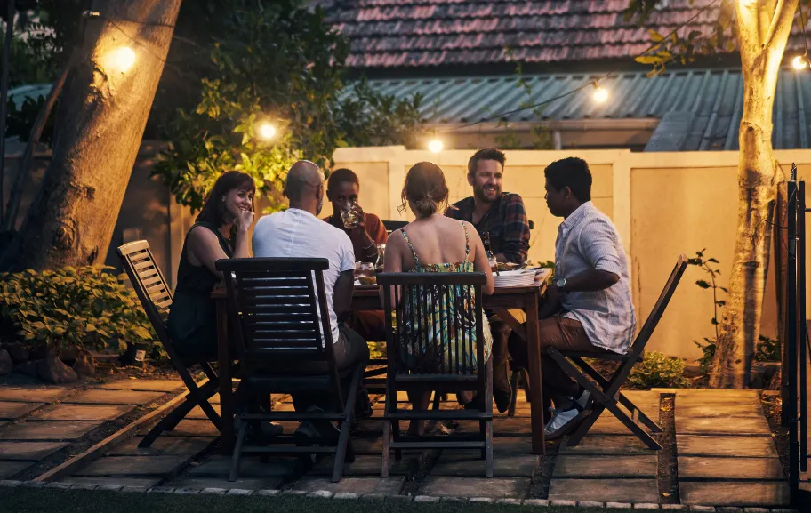 Familia disfrutando en terraza en verano